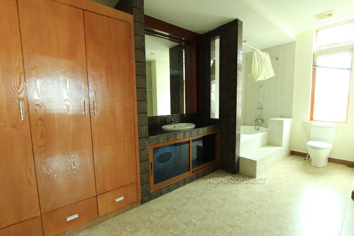 Large modern serviced apartment in Toul Kork