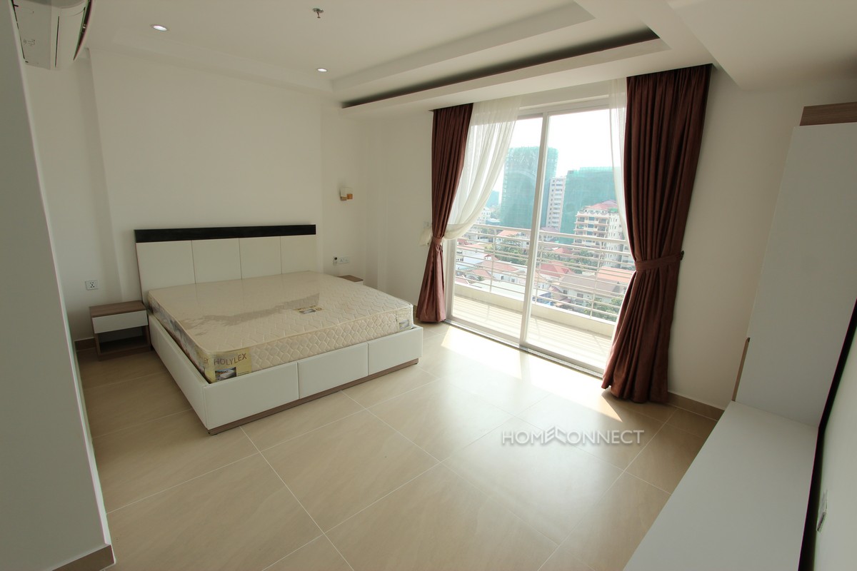 Spacious 3 Bedroom Modern Apartment in BKK1